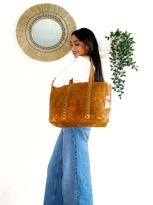 BOLSO NOMAD PIEL TACHUELAS CUERO