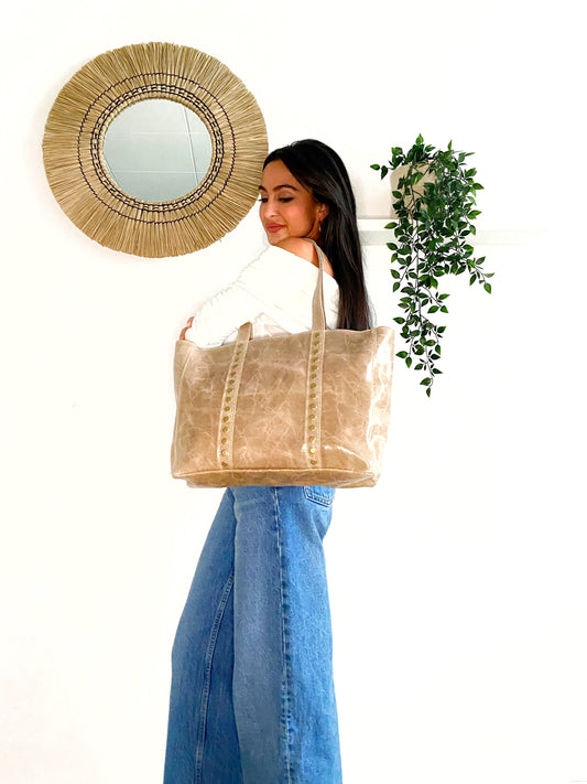BOLSO NOMAD PIEL TACHUELAS TOPO
